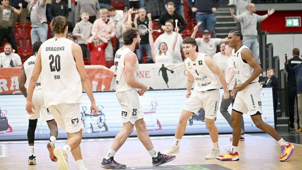 Es ist vollbracht: Die Artland Dragons bejubeln ihren Sieg nach zwei Verlängerungen gegen Phoenix Hagen. Foto: Rolf Kamper