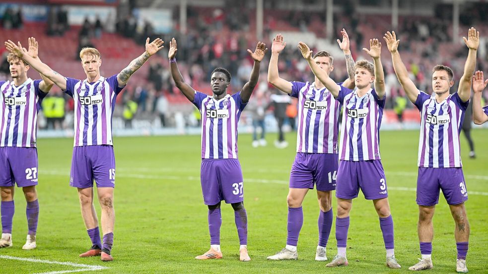 Gemeinsam stark: Der VfL Osnabrück feiert mit den Fans nach dem 1:0 bei Energie Cottbus. Foto: Michael Titgemeyer