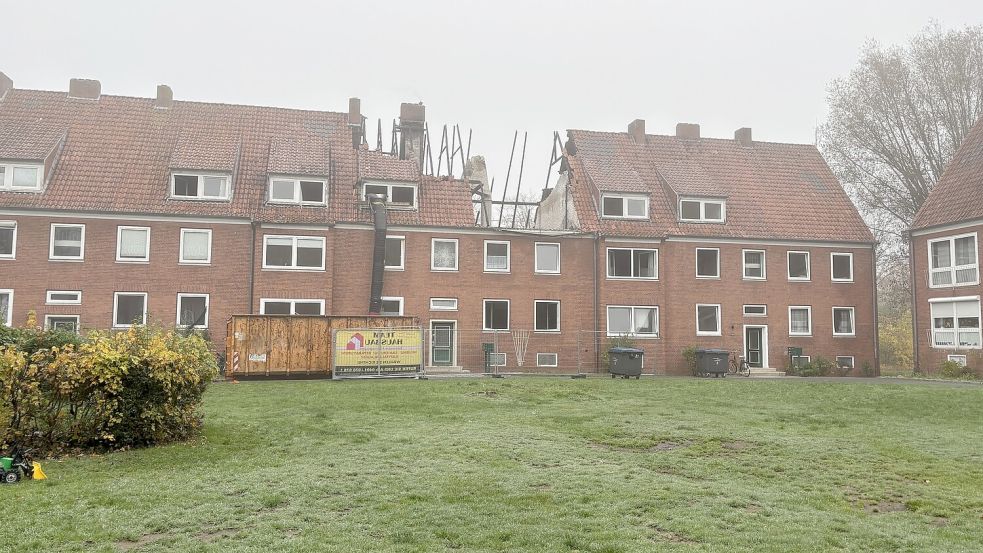 Die Feuerwehr löschte am Sonntag einen Brand in einer Wohnung an der Straße Unter den Eichen in Leer. In dem Komplex hatte es Ende August bereits einen Großbrand gegeben. Foto: Jonas Bothe