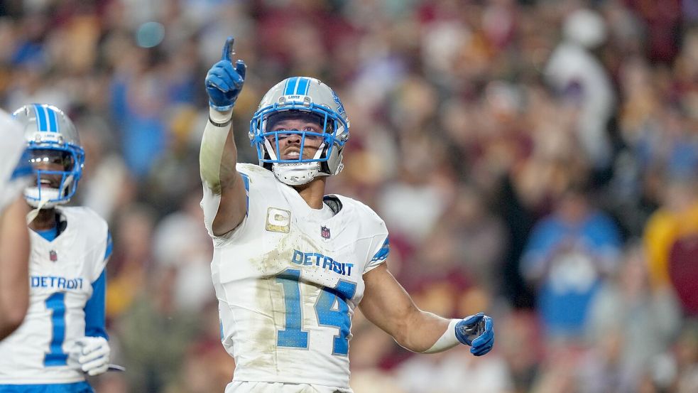 Amon-Ra St. Brown bejubelte seinen Touchdown mit einem Gruß an US-Präsident Donald Trump, der sich das Spiel vor Ort anschaute. Foto: Stephanie Scarbrough/AP/dpa