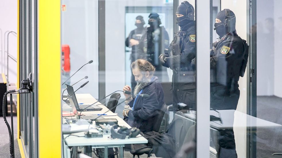 Der Angeklagte Taleb al-Abdulmohsen sitzt mit Handfesseln in dem kugelsicheren Glaskasten im temporären Gerichtsgebäude des Landgerichtes Magdeburg. Foto: Jan Woitas