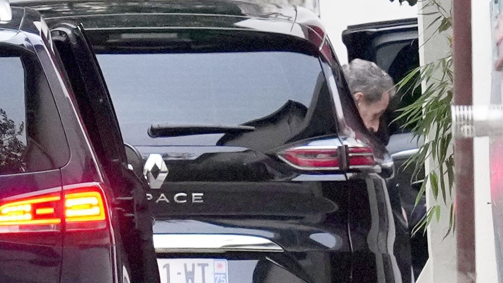 Sarkozy ist nach drei Wochen Haft wieder zu Hause. Foto: Christophe Ena/AP/dpa