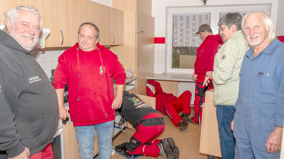 Unter anderem wurde im Victorburer Vereinsheim eine Einbauküche abgebaut. Foto: Folkert Bents