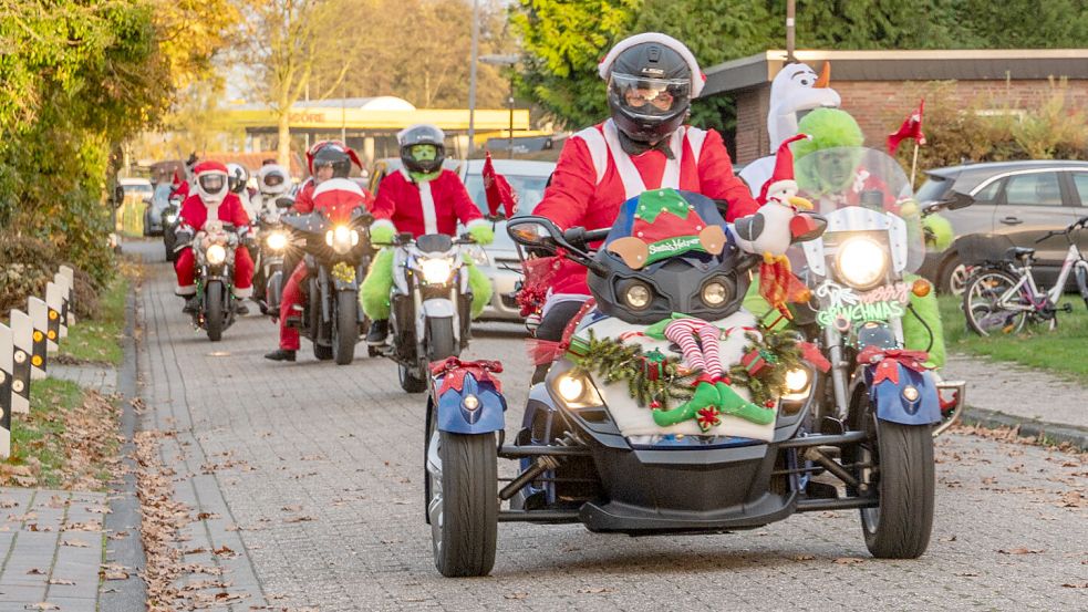Verkleidet fuhren die „Weihnachtsrocker“ im Grünen Weg in Marienhafe vor. Foto: Folkert Bents
