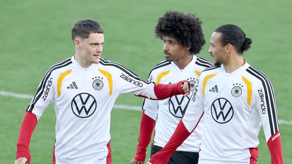 Leroy Sané (r) spielt bei der Nationalmannschaft praktisch auf Bewährung. Foto: Christian Charisius