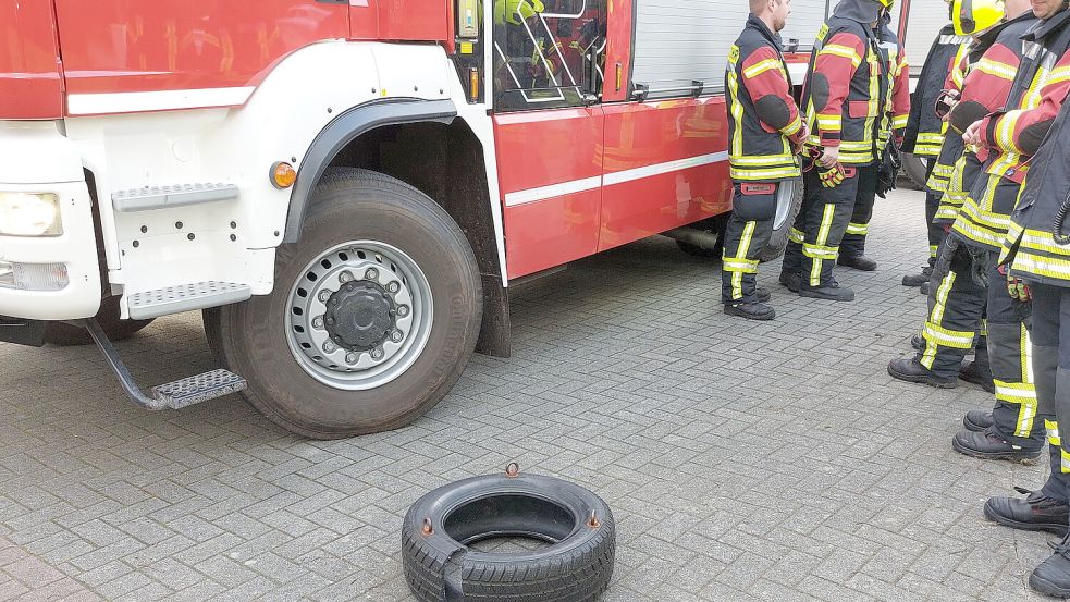 Aus diesem Reifen, der als Schaukel diente,befreite die Feuerwehr Warsingsfehn ein Mädchen. Foto: Bodo Wolters/Archiv