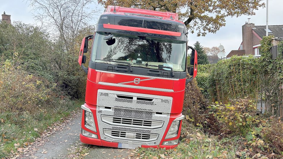Nichts geht mehr: Ein 40-Tonnen-Sattelzug hat sich auf der David-Fabricius-Straße in Aurich festgefahren. Foto: Matthias Hippen