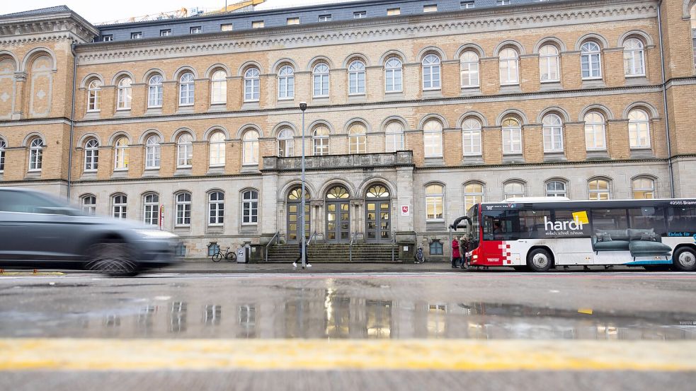 Im Verfahren gegen mehrere Mitglieder der Osnabrücker Basis holt ein Frankfurter Anwalt zum großen Rundumschlag aus. Foto: Michael Gründel