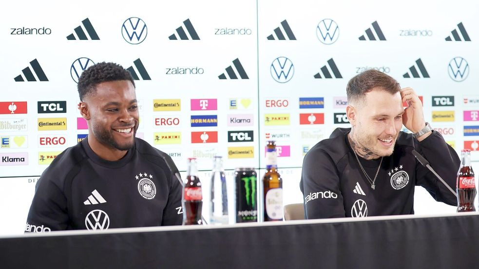 Ridle Baku (l.) und David Raum (r.) sprechen bei der DFB-Pressekonferenz über ihre Rollen. Foto: Christian Charisius
