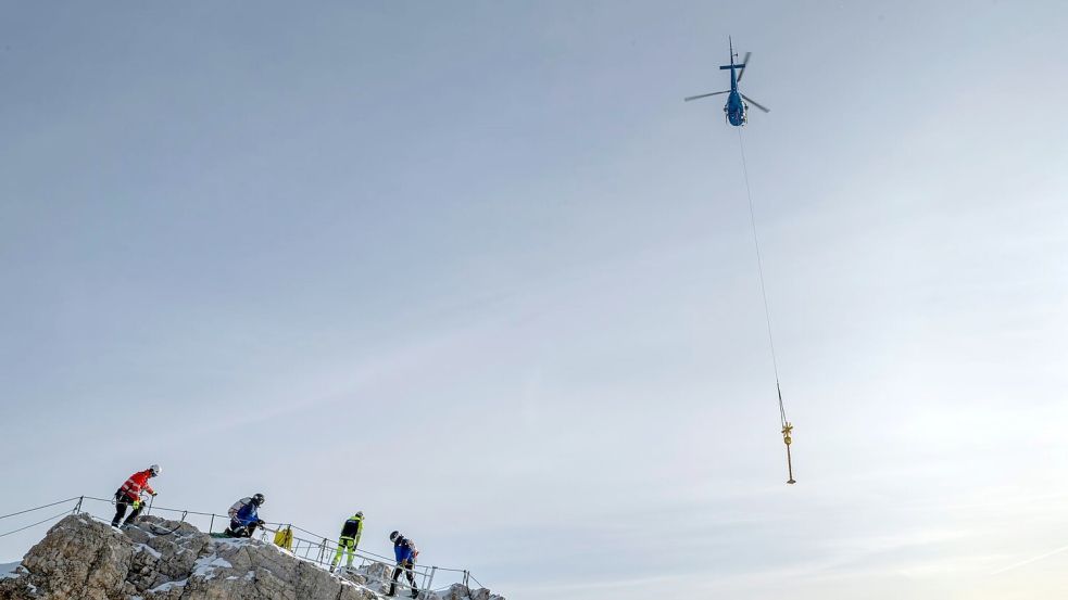 Das Kreuz der Zugspitze wurde für eine Restaurierung ins Tal geflogen. Foto: Peter Kneffel/dpa
