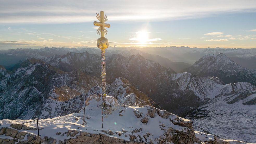 Zum Saisonstart auf der Zugspitze am 28. November soll das Kreuz wieder an seinem Platz auf dem Gipfel sein. Foto: Peter Kneffel/dpa