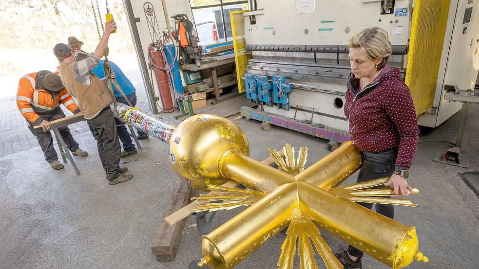 Die Familie der zuständigen Kunstschmiedin hat eine enge Verbindung zum Zugspitz-Kreuz. Foto: Peter Kneffel/dpa