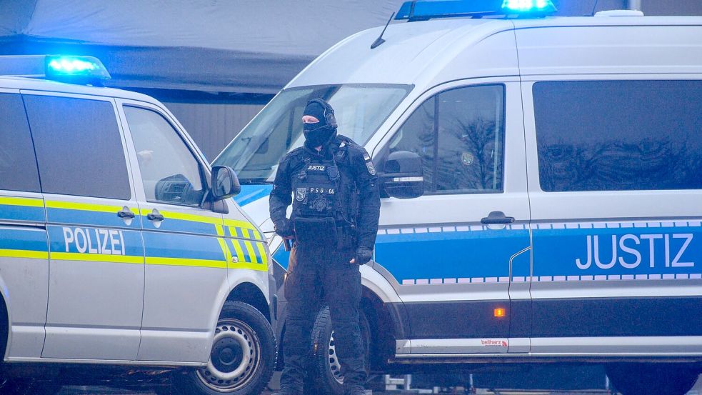 Der Konvoi mit Taleb al-Abdulmohsen fährt vor das temporäre Gerichtsgebäude in Magdeburg. Foto: Klaus-Dietmar Gabbert