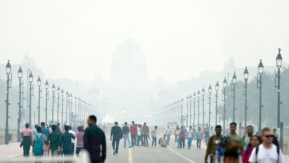 Menschen auf einer in Smog gehüllten Straße in Neu Delhi. (Archivbild) Foto: Manish Swarup/AP/dpa