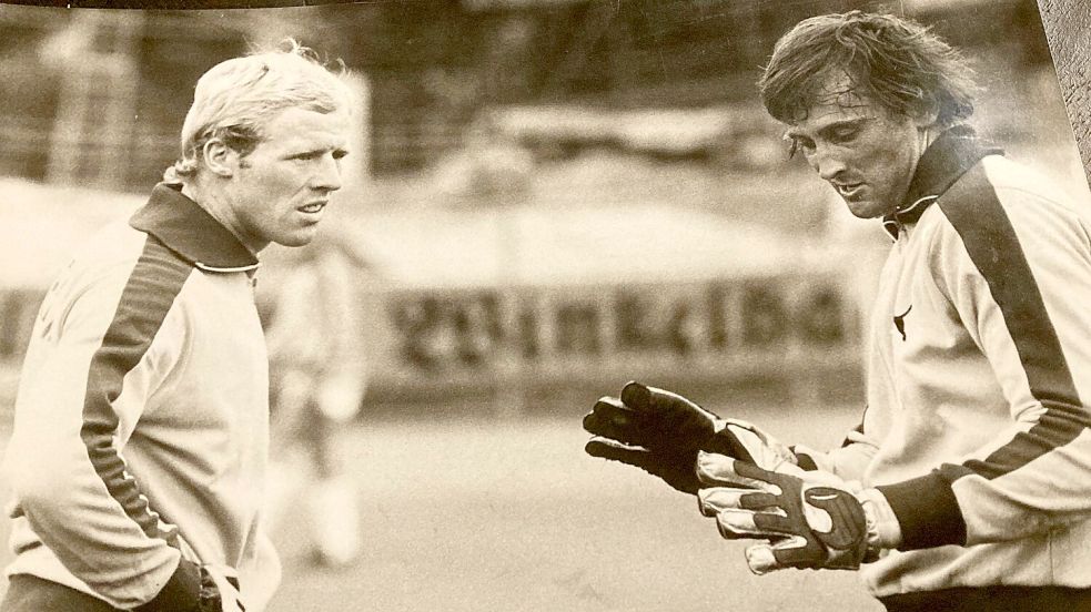 Der Ihlower Albert Voß (links) im Werder-Dress und sein großer Konkurrent Dieter Burdenski. Foto: privat