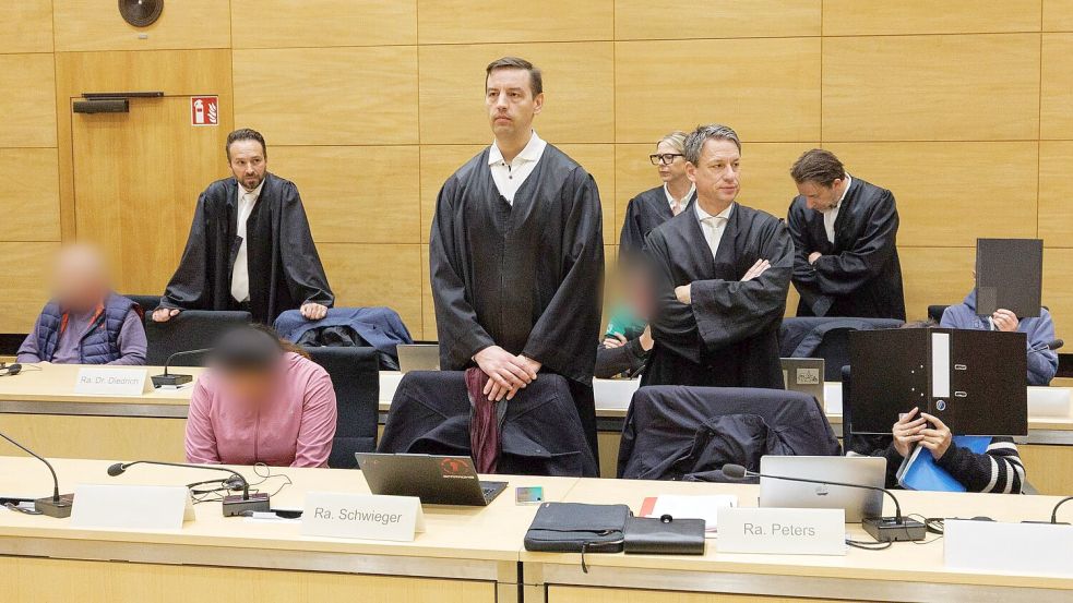 Drei der zehn Angeklagten sitzen am ersten Prozesstag im Landgericht Bielefeld neben ihren Verteidigern. Foto: Friso Gentsch