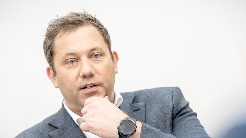 Vizekanzler Lars Klingbeil. Die deutsche Haltung zum Verbrenner-Aus könnte Thema im Koalitionsausschuss werden. Foto: Michael Kappeler/dpa