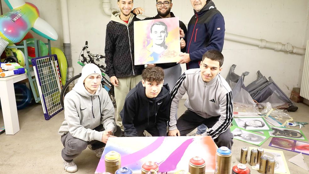 Das Porträt von Manuel Neuer haben Tyler, Tolga und der Künstler Mika Springwald (hinten von links) gestaltet. Begutachtet und für gut befunden wurde es von Sinan, Ediz und Neco (vorne von links). Foto: Thomas Wübker