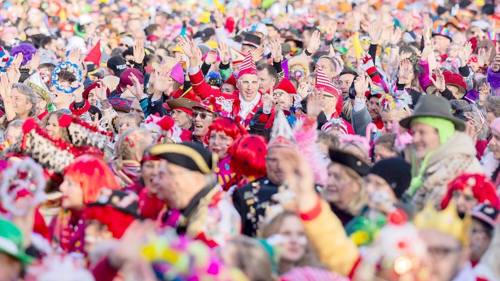 Bei strahlendem Sonnenschein ist in Köln der Beginn der Karnevalszeit gefeiert worden. Foto: Rolf Vennenbernd/dpa