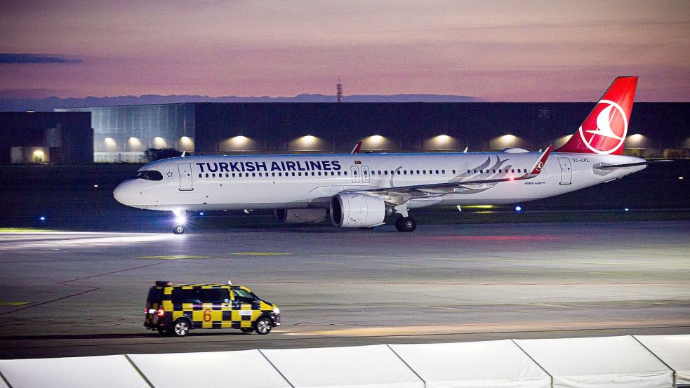 Ein Flugzeug rollt über das Flugfeld vom Flughafen Hannover-Langenhagen. Afghanen mit Aufnahmezusage sollen mit dem Linienflug ankommen sein. Foto: Moritz Frankenberg