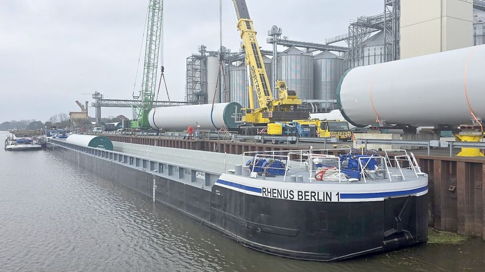 Entladung der Windrad-Bauteile in Haren. Foto: Rhenus SE & Co. KG