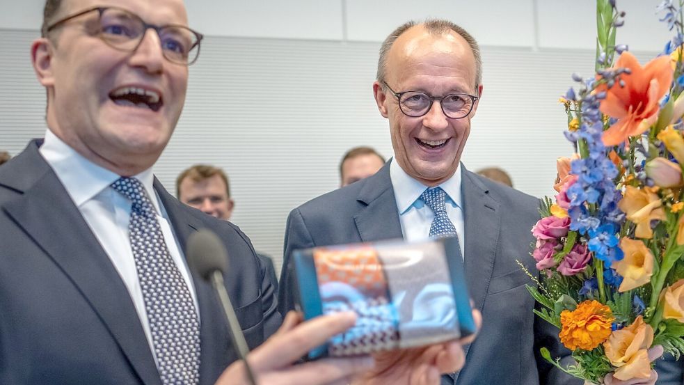 Merz hat ein Faible für besonders gemusterte Krawatten. Foto: Michael Kappeler/dpa