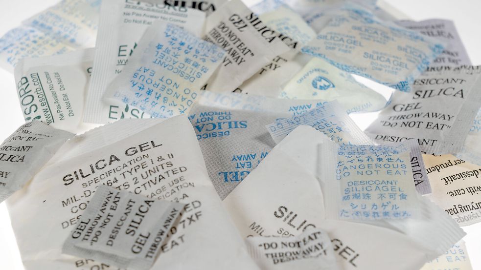 Beim Silica-Gel handelt es sich um ein Trockenmittel, das häufig in Verpackungen von Elektrogeräten zu finden ist. Foto: IMAGO/Jochen Tack