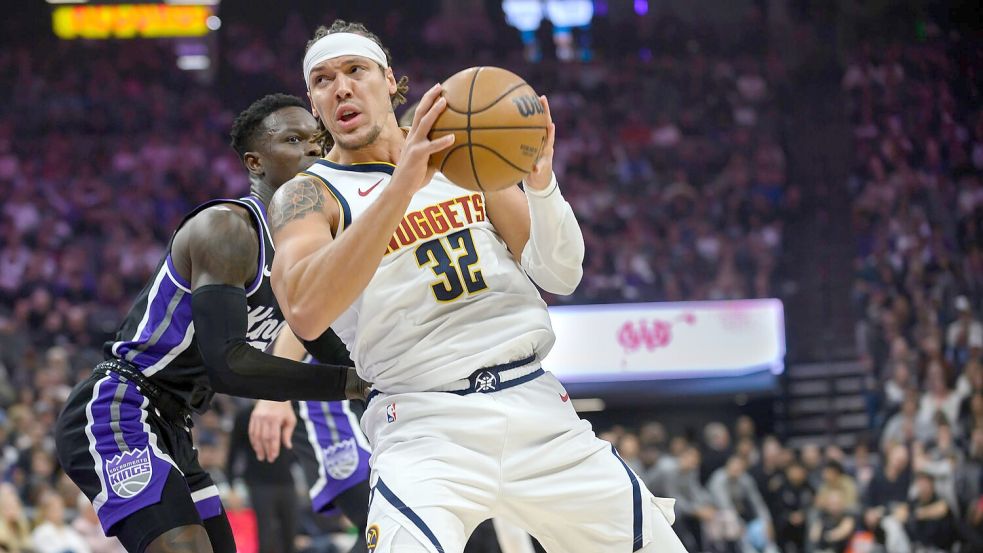 Das war nichts: Dennis Schröder (l) verlor mit Sacramento auch gegen die Denver Nuggets um Aaron Gordon. Foto: Randall Benton/AP/dpa