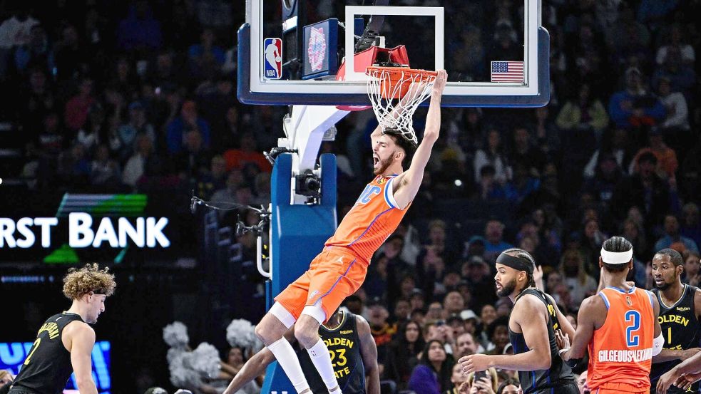 Neun Versuche, neun Treffer: Chet Holmgren (Mitte) war gegen die Warriors nicht zu stoppen. Foto: Gerald Leong/AP/dpa