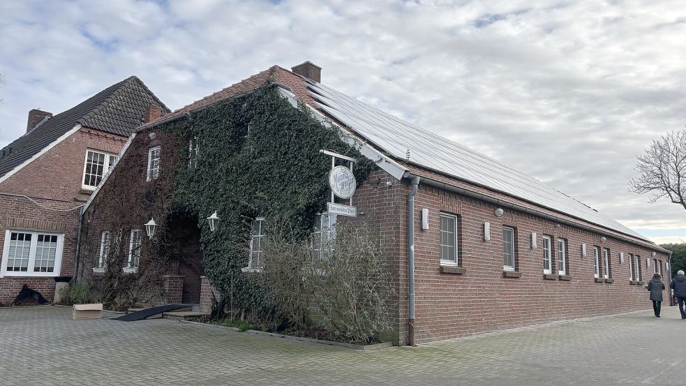 Blick von außen auf den großen Saal des „Weißen Pferds“ in Riepe. Hier könnten bald wieder Hochzeiten und mehr gefeiert werden. Foto: Christin Wetzel