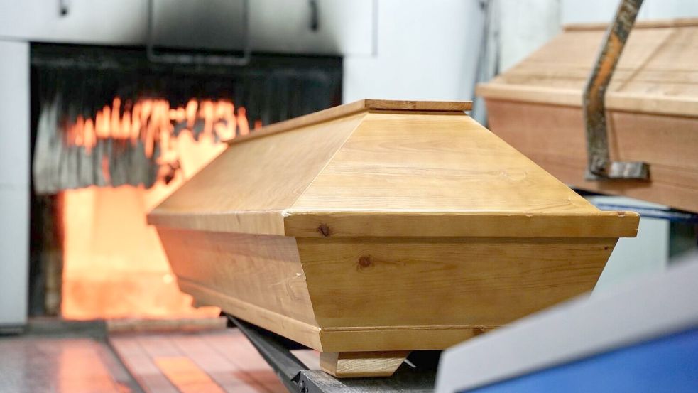 Welcher Bestatter ist der Richtige für mich? Eric Wrede, Bestseller-Autor und selbst Bestatter, gibt Tipps und nennt Auswahlkritieren. Foto: IMAGO/xcitepress