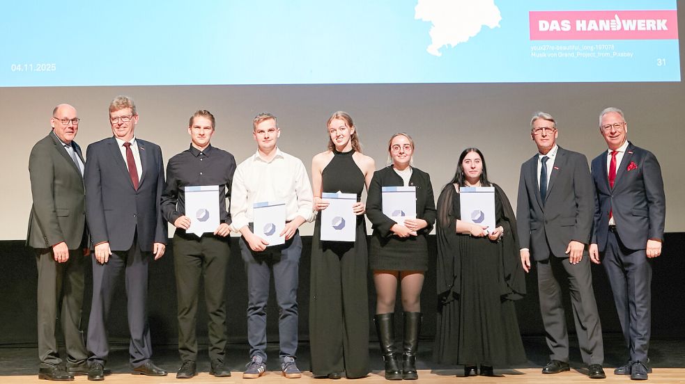 Eckhard Stein (links), Albert Lienemann (2. von links), Mike Schneider (rechts) und Jörg Frerichs (2. von rechts), Hauptgeschäftsführer der Handwerkskammer, gratulierten den diesjährigen ostfriesischen Landessiegerinnen und -siegern: René Meinen (von links), Hauke Tierel, Anja Thomßen, Ruth Rebecca Maas und Laura Müthrath. Es fehlen: Lasse Blankenburg, Felix Jeongu Bruckmann und Tobias Reinken. Foto: Sonja Schröder/Megafoto