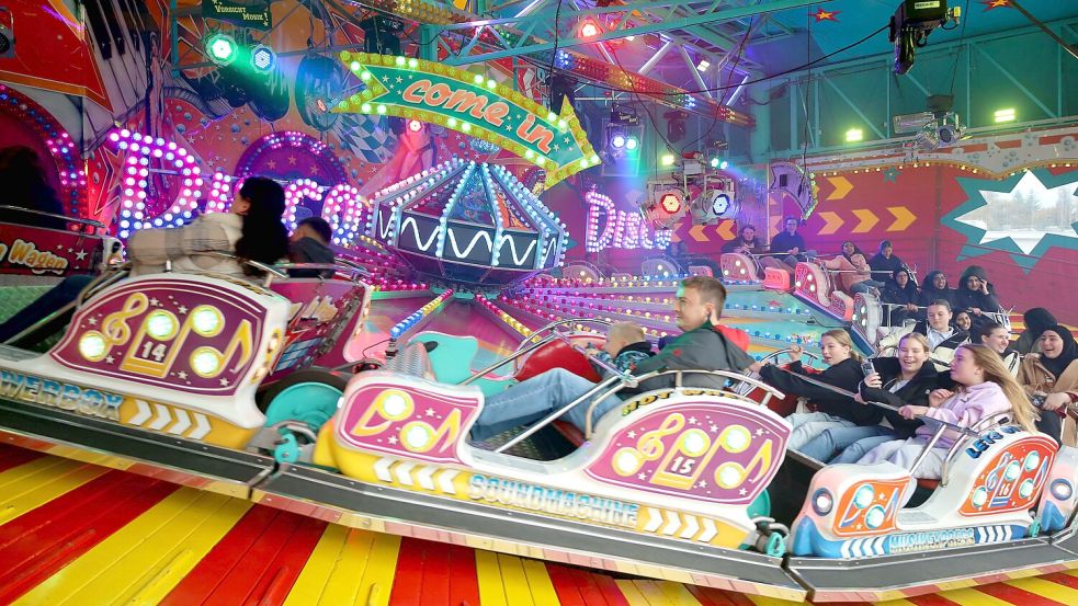 Disco fühlten sich die zahlreichen Besucher des Herbst-Jahrmarkts in Osnabrück. Insgesamt 150.000 Menschen kamen zur Halle Gartlage. Foto: Thomas Wübker