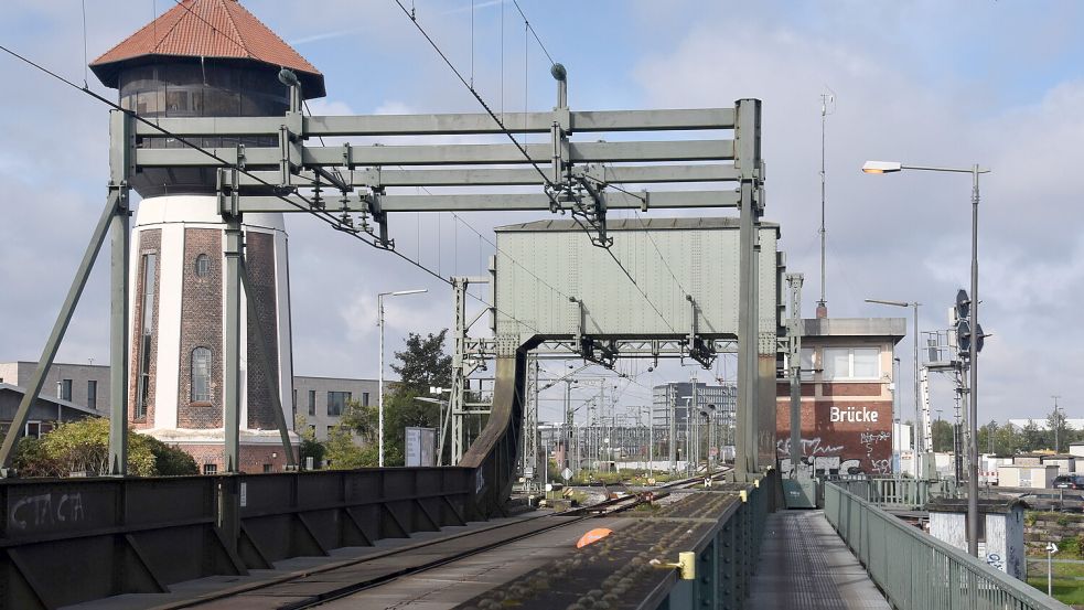 Aus Sicherheitsgründen wurde eines der beiden Gleise gesperrt. Der Zugverkehr rollt nun nur über ein Gleis, und zwar mit Tempo 20 km/h. Foto: Andras Sahmann/Deutsche Bahn