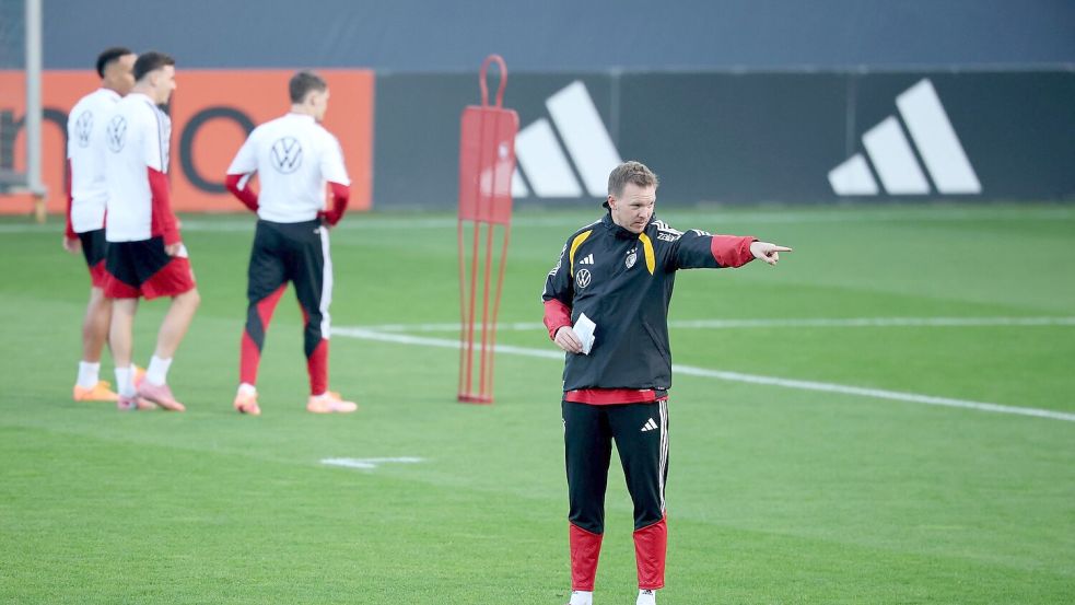 Julian Nagelsmann gibt Anweisungen im Training. Foto: Christian Charisius
