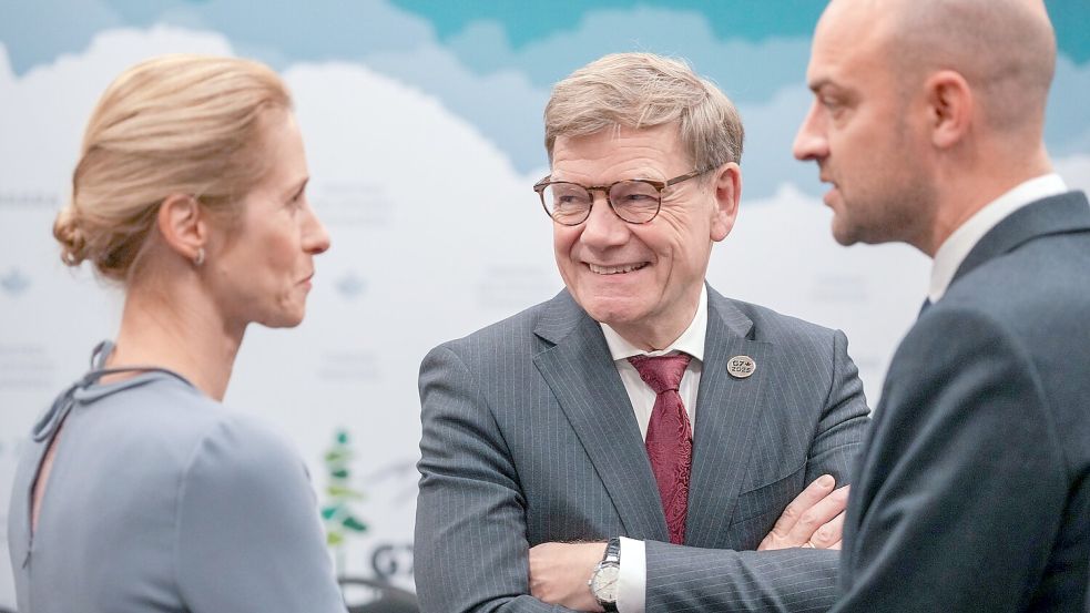 Außenminister Johann Wadephul (M., CDU), spricht am Rande des Außenministertreffens der G7-Runde wirtschaftsstarker Demokratien in Kanada mit der EU-Außenbeauftragten Kaja Kallas und dem französischen Außenminister Jean-Noël Barrot. Foto: Soeren Stache