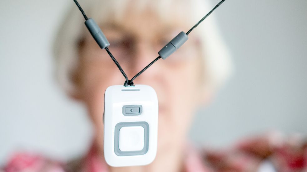 Ein Notfallknopf sorgt nicht nur für schnelle Hilfe, sondern gibt vielen Senioren auch ein Gefühl von Sicherheit. Foto: Imago Images/Funke Foto Services