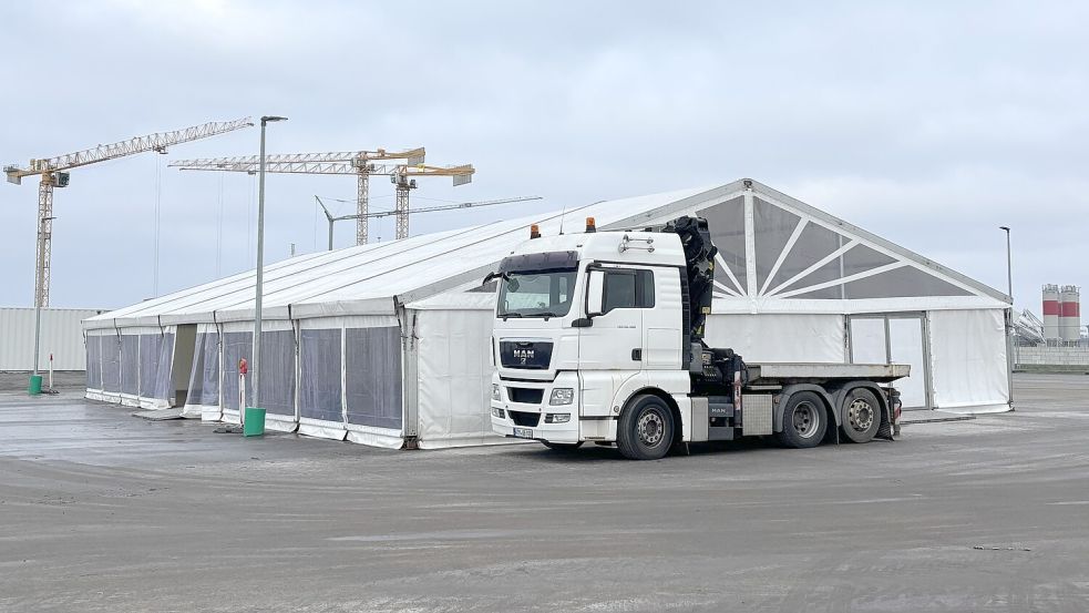 Ein Festzelt stand noch einige Tage nach der Feier auf dem Parkplatz vor der Klinikbaustelle in Uthwerdum.Foto: Aiko Recke