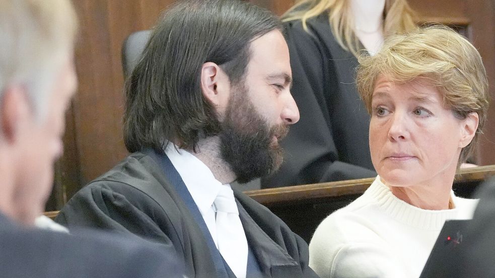 Unternehmerin Christina Block (r.) wird voraussichtlich noch länger vor Gericht stehen: Das Landgericht Hamburg hat am Dienstag weitere Termine bis Ende Juni 2026 anberaumt. Foto: dpa/Marcus Brandt