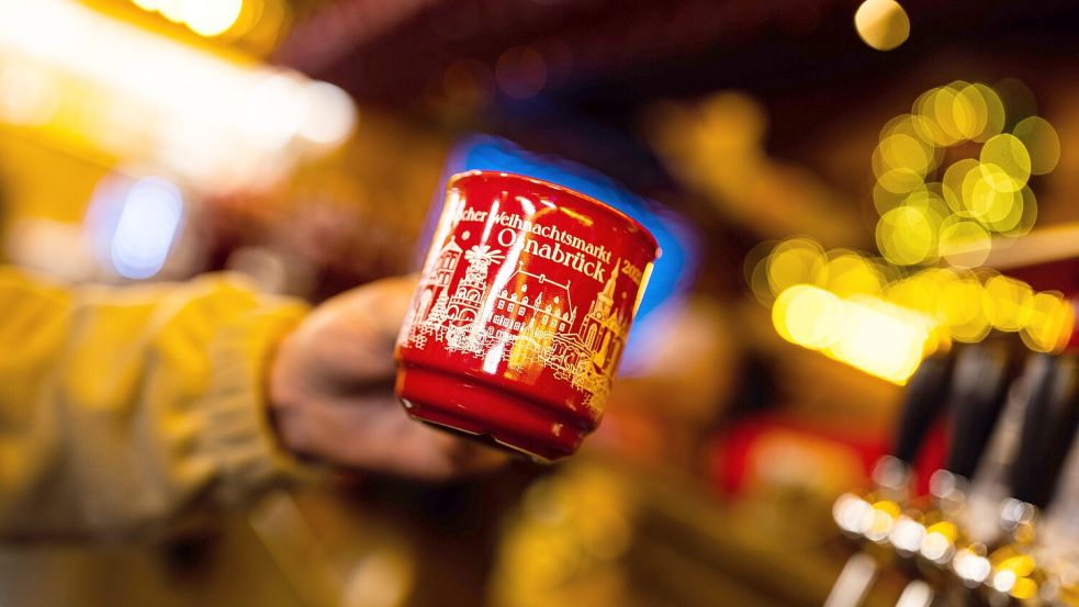 Auf dem Osnabrücker Weihnachtsmarkt kostete die Tasse Glühwein zuletzt vier Euro. Foto: Michael Gründel