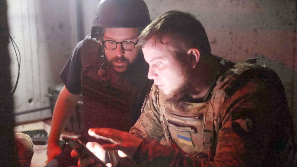 Mittendrin statt nur dabei: Während eines Drohnenangriffs führt Kriegsreporter Paul Ronzheimer (links) 2024 ein Interview mit einem ukrainischen Soldaten in einem Bunker nahe der russischen Frontlinie in der Region Charkiw. Foto: Giorgos Moutafis