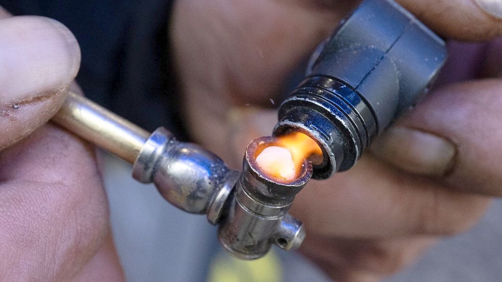 Meistens wird Crack in einer Pfeife geraucht, in seltenen Fällen wird es gespritzt. (Archivbild) Foto: Boris Roessler