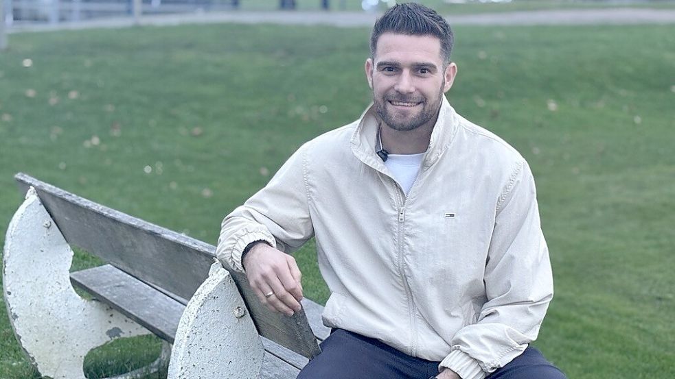 Tido Steffens hat nach einem turbulenten Wochenende auf dem Gelände des Ostfriesland-Stadion gemeinsam mit Sportredakteur Niklas Homes die neue Folge des im Podcasts „Inside Kickers Emden“ aufgenommen. Foto: Homes