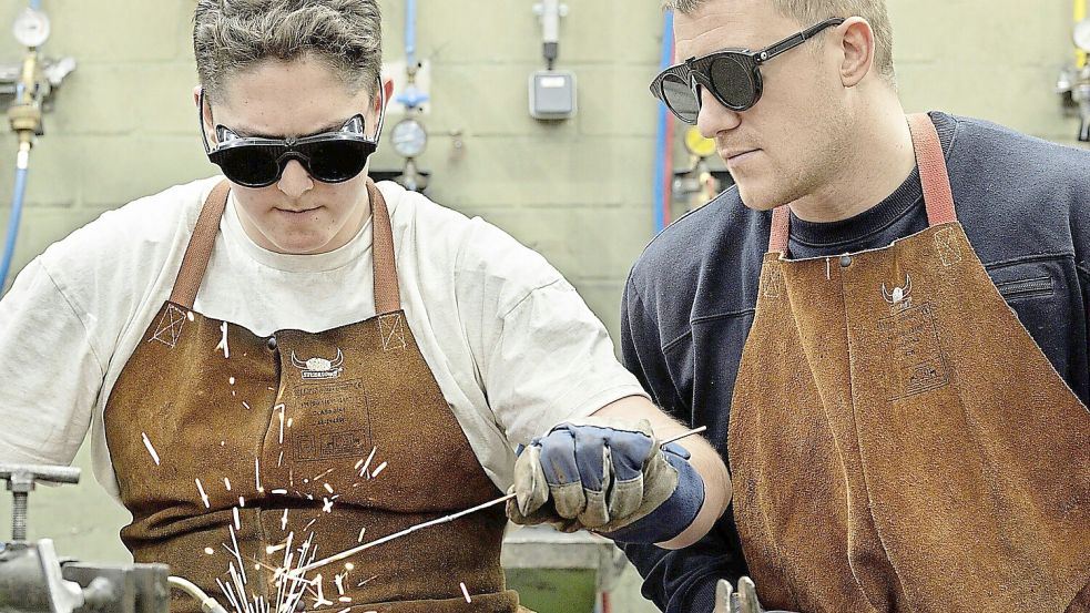 Ein Auszubildender im Beruf Metallbauer wird in einem Ausbildungszentrum im Schweißen unterrichtet. Foto: Imago/Rainer Unkel
