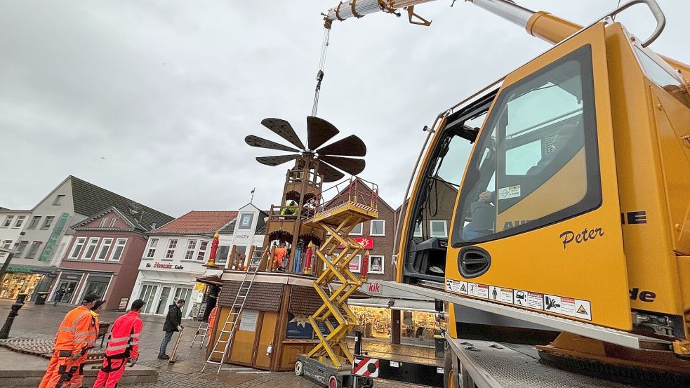 Hier verpassen Sie nichts: Das digitale Weihnachtsmagazin (www.aurich-weihnachtszauber.de) ist auch zum Start des Aufbaus auf dem Marktplatz und berichtet, wie die XXL-Pyramide Stück für Stück wächst. Foto: Udo Hippen