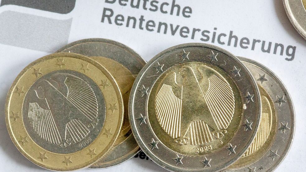 SYMBOLBILD - 24.04.2024, Berlin: Münzen liegen auf einer Renteninformation der Deutschen Rentenversicherung. (zu dpa: «Studie: «Aktivrente» bringt moderates Plus für Arbeitsmarkt») Foto: Fernando Gutierrez-Juarez/dpa +++ dpa-Bildfunk +++ Foto: Fernando Gutierrez-Juarez