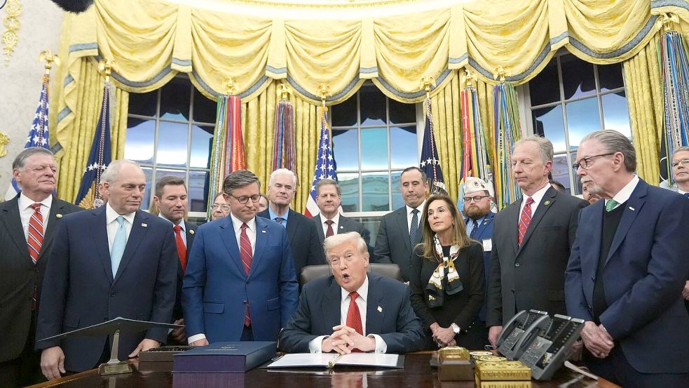 US-Präsident hat hochrangige Politiker seiner republikanischen Partei zur Unterzeichnung des Gesetzespakets zum Ende des Shutdowns ins Weiße Haus gebeten. Foto: Jacquelyn Martin/AP/dpa