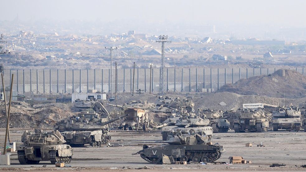 Panzer und anderes Militärgerät befeuern die Klimakrise - doch ihre Emissionen müssen nicht gemeldet werden. Foto: Ohad Zwigenberg/AP/dpa