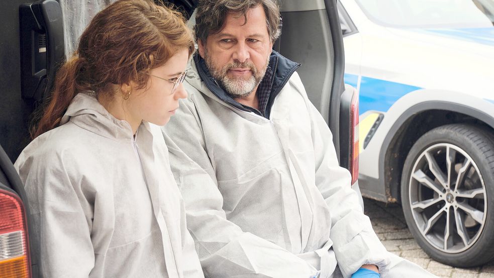 Endlich ist Friedemann Berg (Hans-Jochen Wagner, r.) vor Ort und kann Ella Pauls (Luise Aschenbrenner, l.) unterstützen. Aber nicht lange. „Tatort: Der Reini“, Sonntag, 16. November im Ersten und in der ARD Mediathek. Foto: © SWR/Benoît Linder