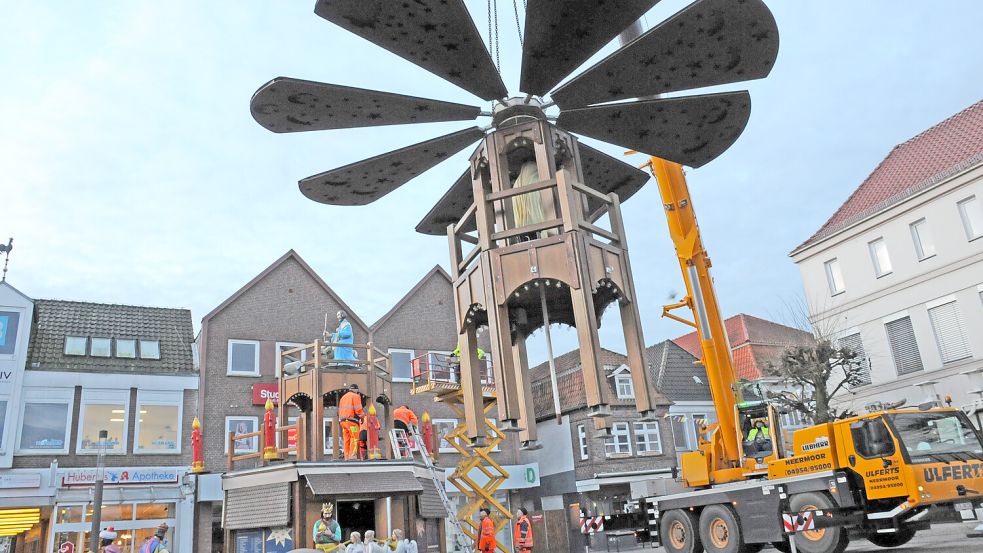 Schon Tage vor der offiziellen Eröffnung herrscht auf dem Marktplatz reges Treiben: Mit geübter Hand setzen die Teams die Weihnachtspyramide zusammen. Foto: Udo Hippen